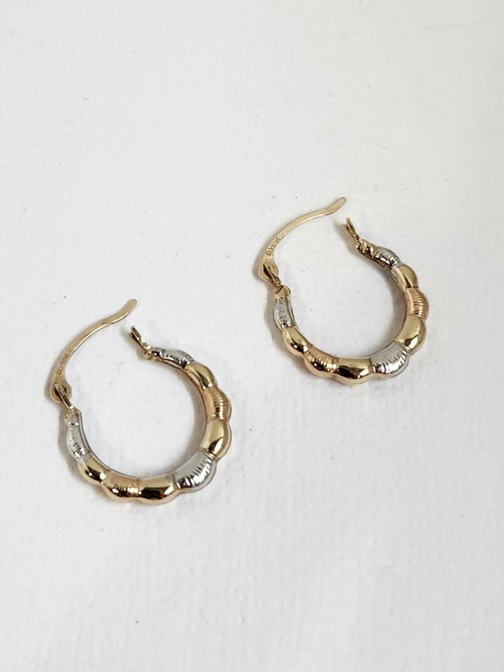 Gorgeous VTG 1980's Solid 10k Tri-Color Gold Bamboo Hoop Earrings 12mm - Picture 6 of 13